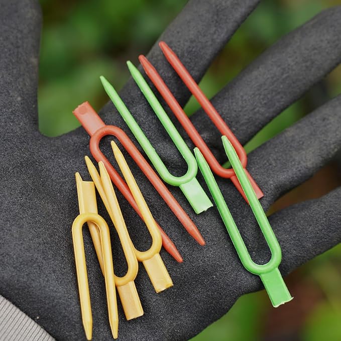 120 Pcs Plastic Strawberry Plant Support Pins Plant Clips Garden Pins for Plant Cutting,3 Colors U-Shaped Anchor Clips for Cuttings, Strawberry Runners While They Root