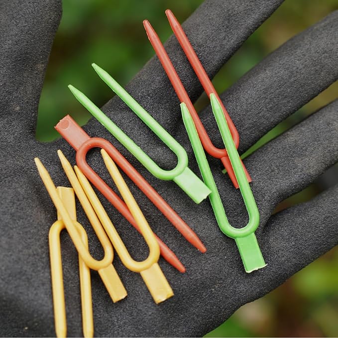 120 Pcs Plastic Strawberry Plant Support Pins Plant Clips Garden Pins for Plant Cutting,3 Colors U-Shaped Anchor Clips for Cuttings, Strawberry Runners While They Root